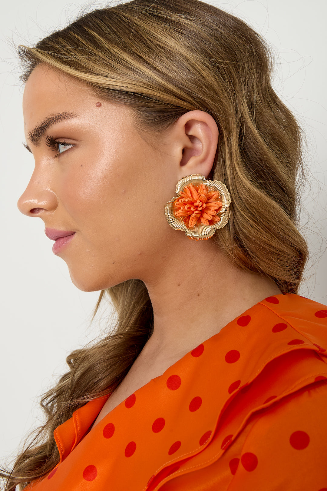 Earrings with 3D raffia flower