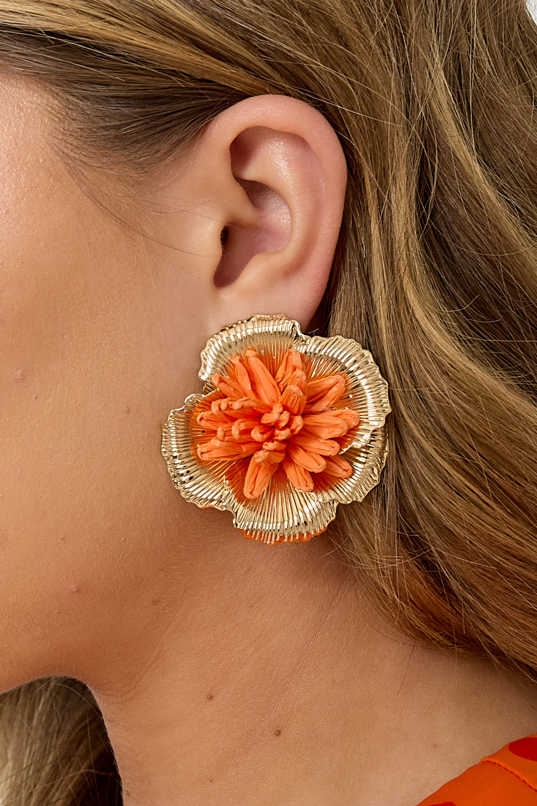 Earrings with 3D raffia flower
